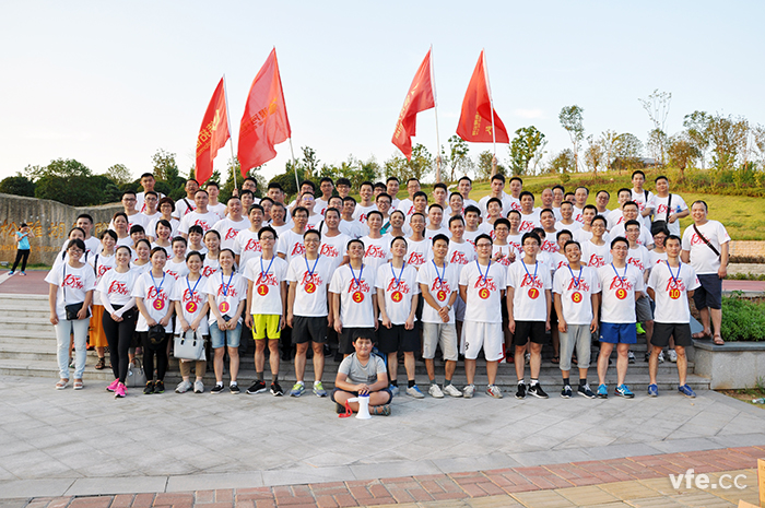 恒力長跑隊周年賽事完美結(jié)束，公司全體人員合影留戀